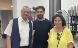 Bürgermeister Wolfgang Schredl, Friseur Ben Prinz, Gemeinderätin Andrea Mazanek blicken freundlich in die Kamera
